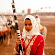 Une femme à cheval avant le début d'une fantasia au Maroc