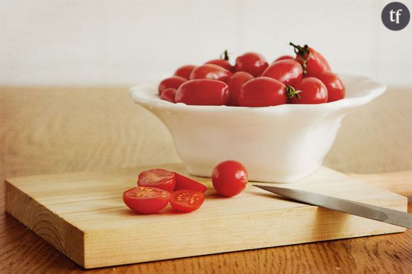 Voici une incroyable astuce pour couper ses tomates-cerises en un temps record.