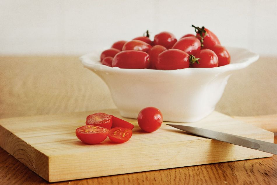 Voici une incroyable astuce pour couper ses tomates-cerises en un temps record.
