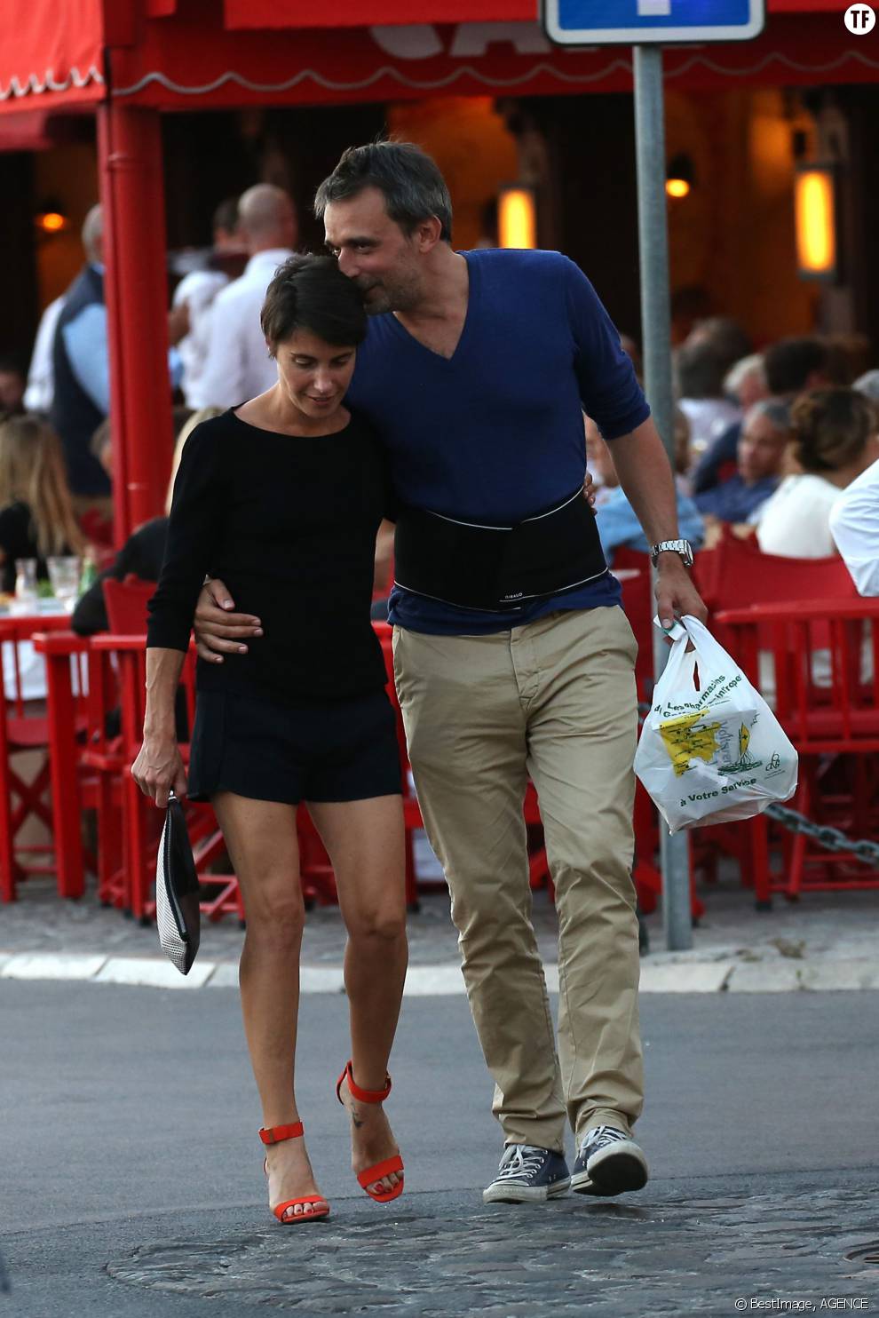 Alessandra Sublet et son mari Clément Miserez en balade sur le port de Saint-Tropez, le 10 juillet 2015