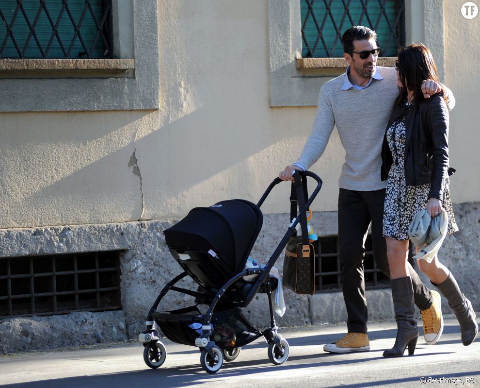 Gianluigi Buffon avec sa femme Ilaria D&#039;Amico et leur fils Leopoldo se promène à Milan, le 27 avril 2016