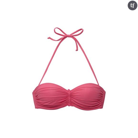 Pour faire ressortir votre féminité, optez pou un maillot de bain bandeau.