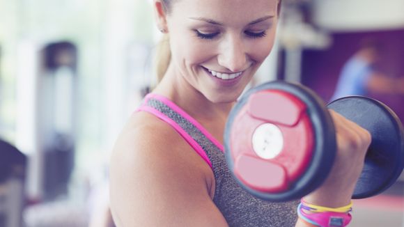 10 minutes pour tonifier vos abdos avec un haltère