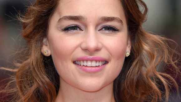 Emilia Clarke : "Je complote pour que Daenerys gagne son trône !"