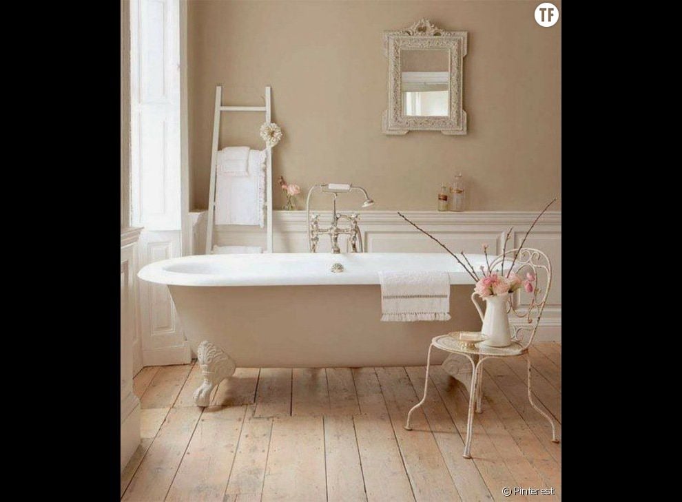 Décoration shabby : une salle de bain dans des tons rose pâle
