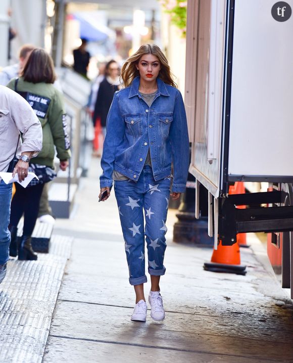 Gigi Hadid se démarque avec sa veste en jean XXL et son jean boyfriend étoilé.