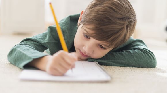 Pourquoi les enfants de l'ère digitale devraient continuer à écrire à la main