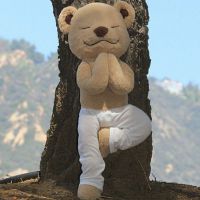 Meddy, le nounours qui encourage les enfants à faire du yoga