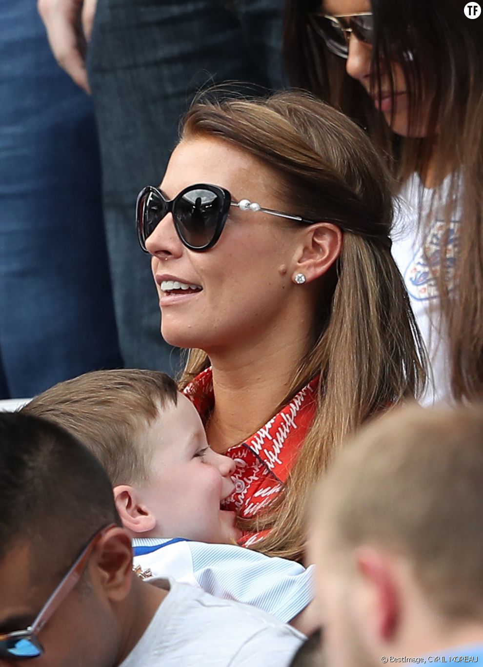 Coleen Rooney, la femme de Wayne Rooney et ses fils lors du match entre l&#039;Angleterre et le Pays de Galles à Lens lors de l&#039;UEFA Euro 2016 , le 16 juin 2016