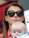 Coleen Rooney, la femme de Wayne Rooney et ses fils lors du match entre l'Angleterre et le Pays de Galles à Lens lors de l'UEFA Euro 2016 , le 16 juin 2016