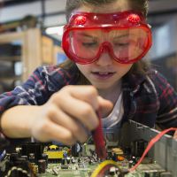 Cette petite fille de 10 ans veut construire un robot pour égayer les rues de Paris