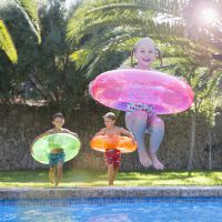 10 idées de jeux pour enfants pour s'amuser à la piscine ou à la mer