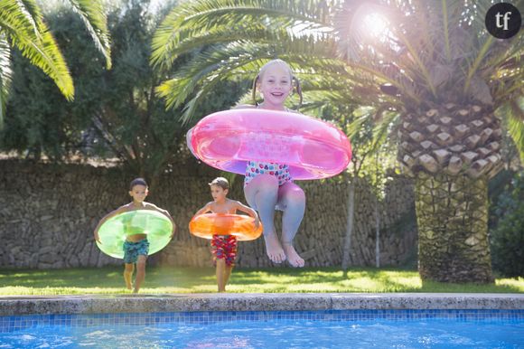 Enfants jouant dans la piscine