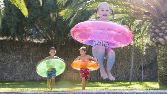 10 idées de jeux pour enfants pour s'amuser à la piscine ou à la mer