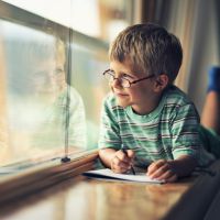 Grandes vacances : comment faire réviser un enfant avec le sourire