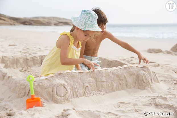 Enfants construisant un château de sable