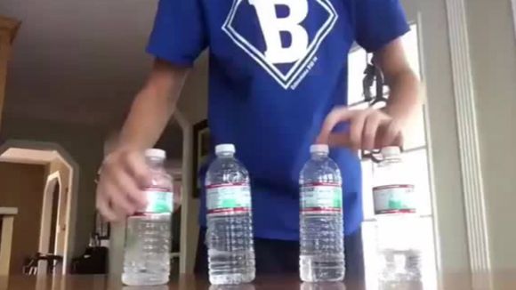 Le bottle flip, le nouveau défi des ados qui rend les parents fous