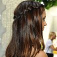 On adore la couronne tressée de Nina Dobrev, qui apporte un peu de fantaisie à ses longs cheveux fins.