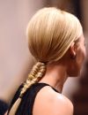 On adore cette semi-tresse imaginée par Margot Robbie. Une riche idée pour laisser ressortir la nature des cheveux fins sur les longueurs.