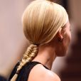 On adore cette semi-tresse imaginée par Margot Robbie. Une riche idée pour laisser ressortir la nature des cheveux fins sur les longueurs.