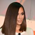 Une fois n'est pas coutume, Kim Kardashian se montre très élégante avec ses cheveux fins et son carré long ultra sophistiqué.