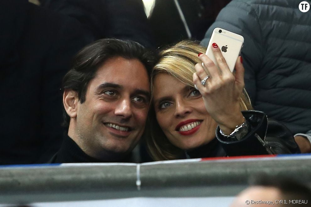 Sylvie Tellier et son compagnon Laurent au match de football France - Russie au Stade de France à Saint-Denis le 29 mars 2016.