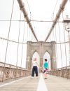   Alex Pawlowsha et sa mère au Pont de  Brooklyn, à New York   