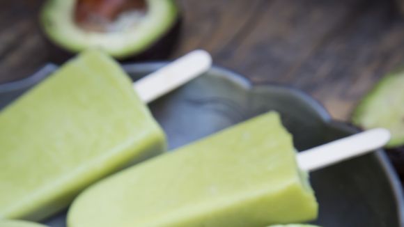 La recette ultra-healthy de la glace à l'avocat et au matcha