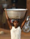 Le portage d'eau par une petite fille en Afrique