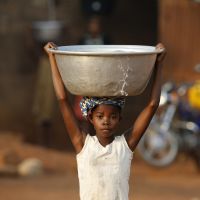 Tâches ménagères : les filles y passent 160 millions d'heures de plus que les garçons