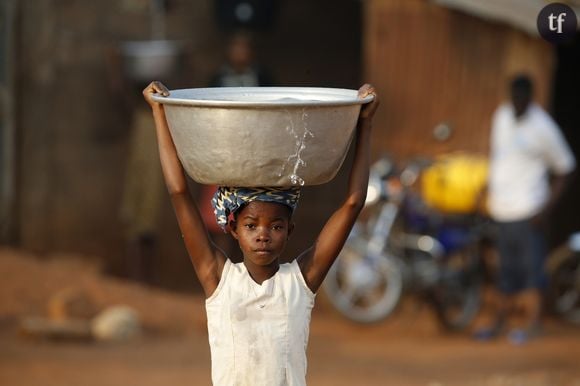 Le portage d'eau par une petite fille en Afrique