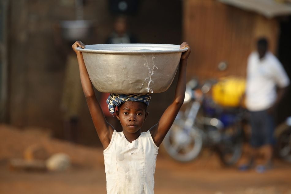 Le portage d'eau par une petite fille en Afrique