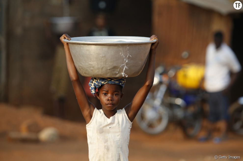 Le portage d&#039;eau par une petite fille en Afrique