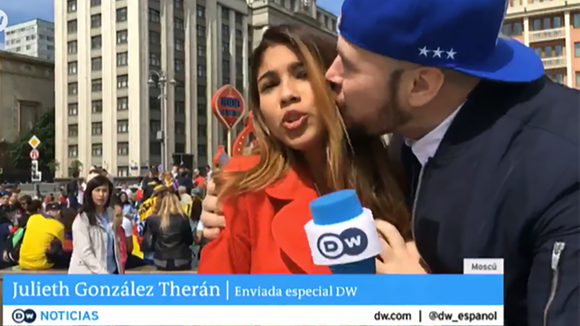 Embrassée de force en direct pendant la Coupe du Monde, cette journaliste s'insurge