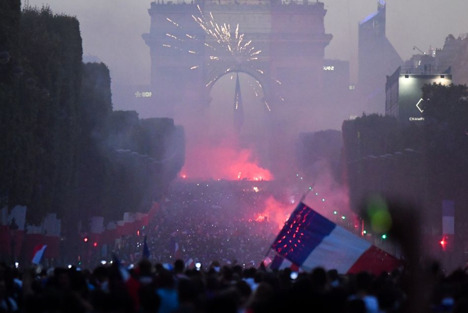 Le soir de la victoire de l'équipe masculine de football en Coupe du monde sur les Champs-Elysées.