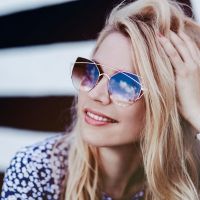 L'astuce toute simple pour empêcher ses lunettes de soleil de glisser de son nez