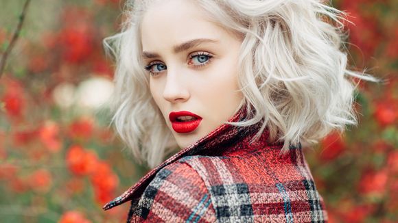 S'arracher un cheveu blanc va-t-il vraiment en faire pousser d'autres ?