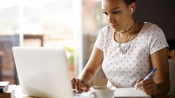 Vous êtes une femme et vous cherchez du boulot ? Les algorithmes vous boudent