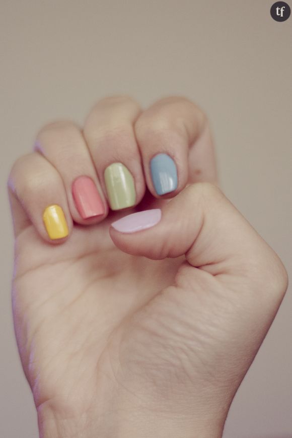 Mismatched nails : la dernière tendance des vernis dépareillés