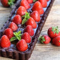 La recette de la tarte au chocolat et aux fraises sans cuisson