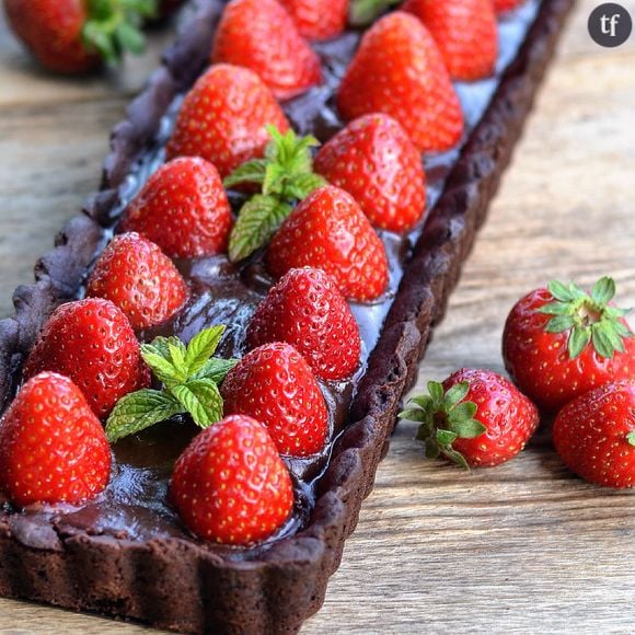 La recette de la tarte au chocolat et aux fraises sans cuisson