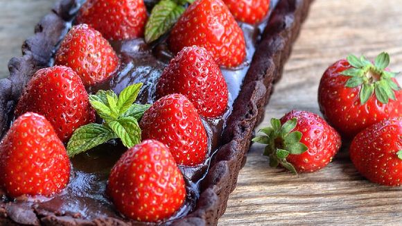 La recette de la tarte au chocolat et aux fraises sans cuisson