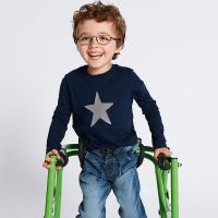 Marks & Spencer lance une collection de vêtements "faciles" pour gamins handicapés