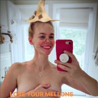 January Jones nous encourage à montrer nos "melons"