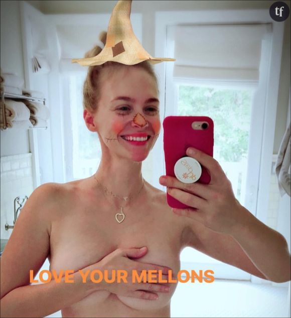 January Jones seins nus contre le cancer du sein