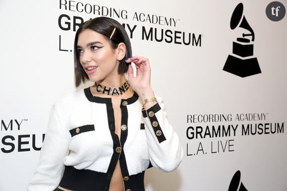 Dua Lipa et ses cheveux glass hair.