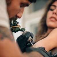 Agressions sexuelles chez les tatoueurs : elle crée "Paye ton tattoo artist" pour dénoncer