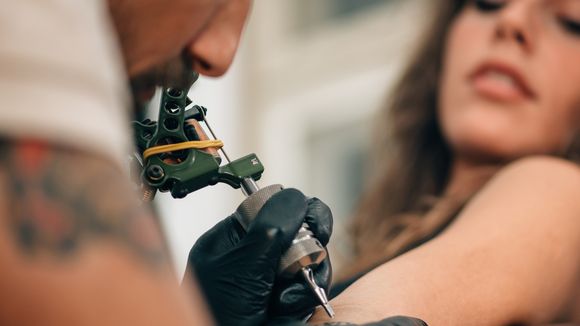 Agressions sexuelles chez les tatoueurs : elle crée "Paye ton tattoo artist" pour dénoncer