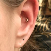 Le conch piercing, la tendance punk nichée au creux de l'oreille