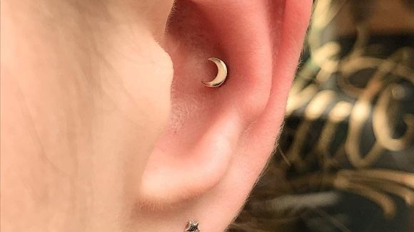 Le conch piercing, la tendance punk nichée au creux de l'oreille